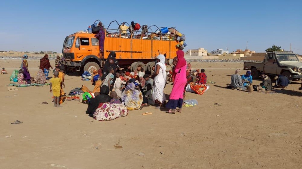 Mali. Violence and threats by armed groups continue to displace refugees and civilians in Mali