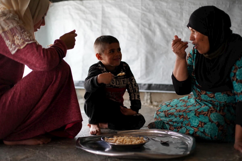 Khadra, sa belle-fille et son neveu partage un repas