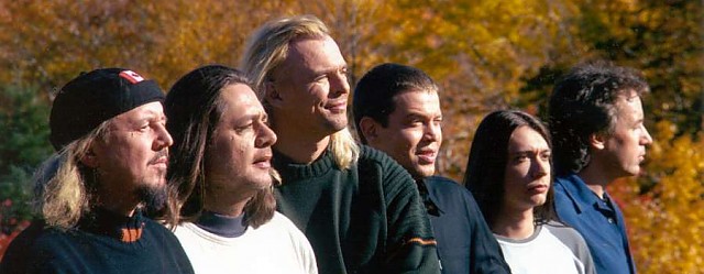 Les Schürzenjäger étaient l'un des groupes les plus populaires en Autriche et en Allemagne. Ils étaient connus au début pour la simplicité de leur volksmusik (musique folk). En incorporant des éléments de musique rock et pop, une décision applaudie dans le monde entier, ils sont devenus l'un des groupes phares de la scène musicale européenne. À l'apogée de leur popularité, en 1998, ils ont été nommés Ambassadeurs de bonne volonté du HCR, ce qui les a amenés à sensibiliser leurs admirateurs dans le monde entier à la question des réfugiés. Le groupe s'est séparé en 2007.