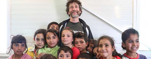 Ici avec des réfugiés syriens en Jordanie, l'écrivain Neil Gaiman a été l'une des nombreuses célébrités à contribuer au succès de la Journée mondiale du réfugié.