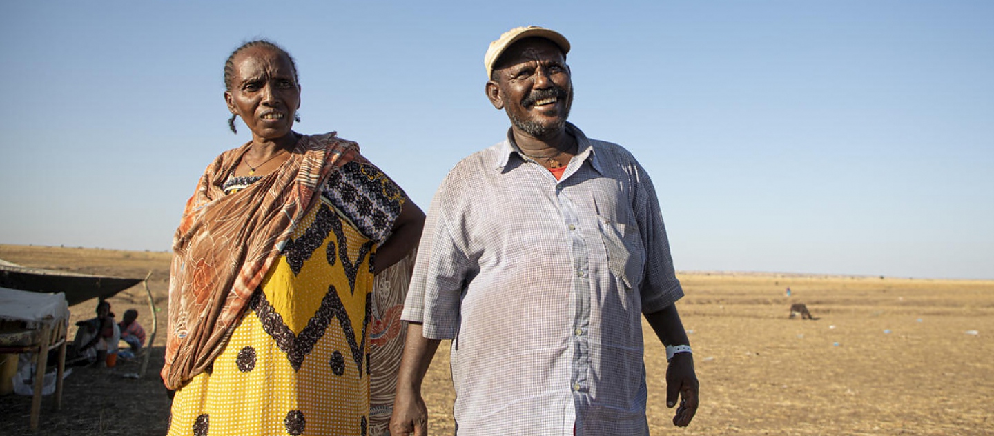 Tsige, une réfugiée éthiopienne, attend avec son mari au centre d'accueil frontalier de Hamdayet au Soudan, pour être transférée au camp d'Um Rakuba.