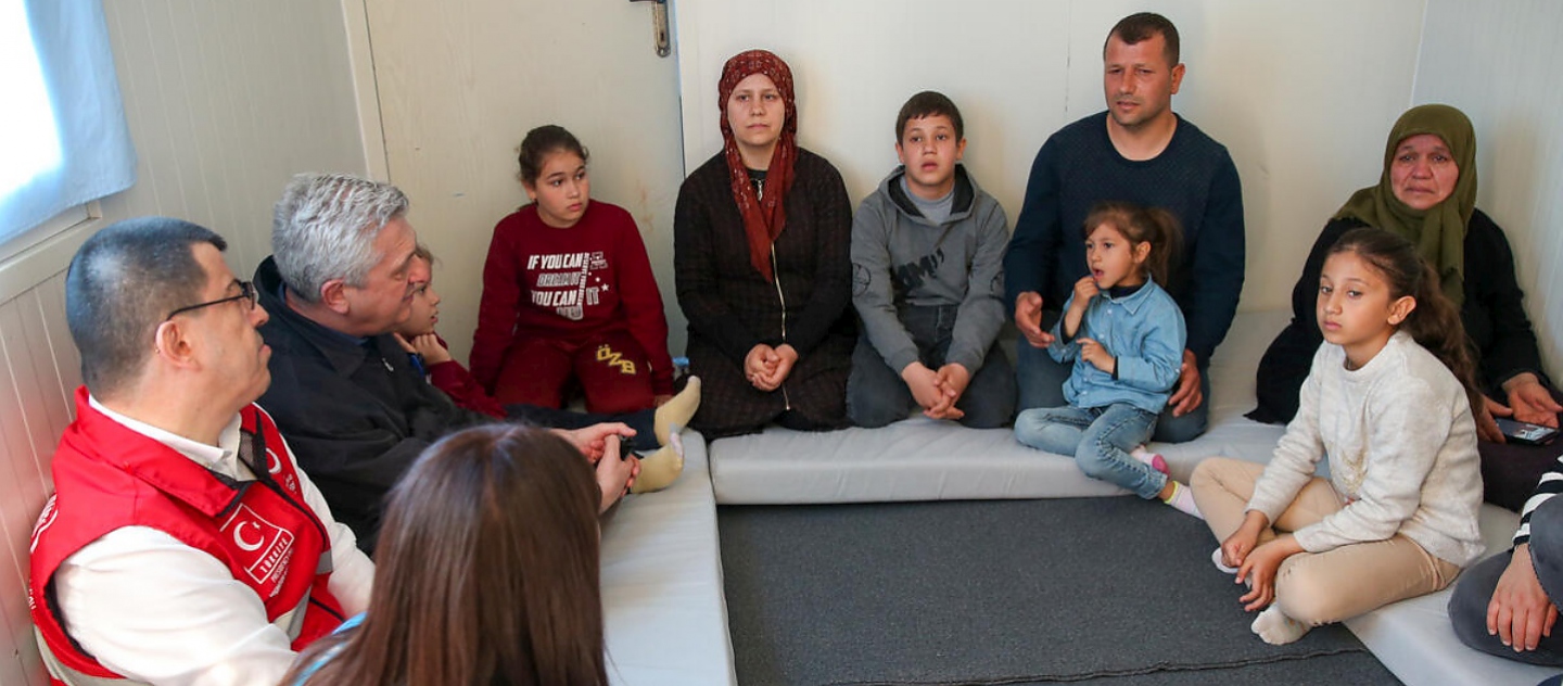 Türkiye. High Commissioner visits Turkish family sheltering in Hatay centre