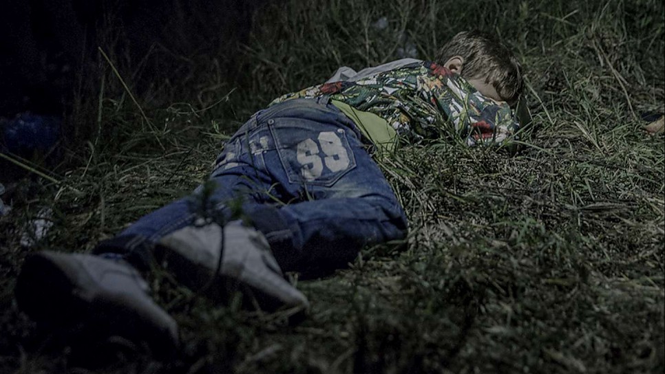 It is after midnight when Ahmed falls asleep in the grass. The adults are still awake, formulating plans for how they will continue their journey through Hungary. Ahmed is six years old, and he carries his own bag over the long stretches that his family walks by foot. "He is brave and only cries sometimes in the evenings," says his uncle, who has taken care of Ahmed since his father was killed in their hometown of Deir ez-Zor in northern Syria.