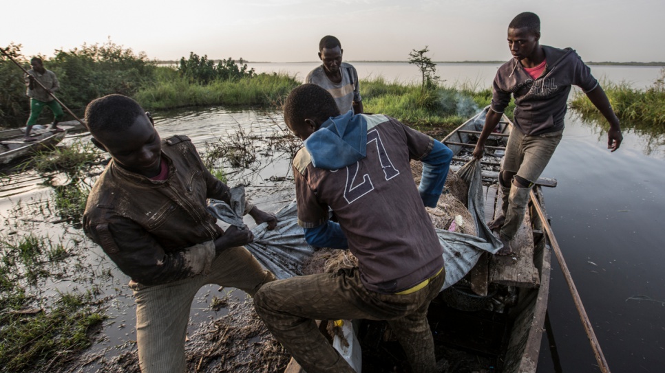 Des réfugiés nigérians reprennent leur activité de pêcheurs, souvent en partenariat avec leurs collègues tchadiens appartenant à la communauté hôte.  