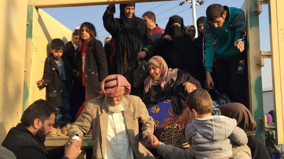 Un camion transportant des déplacés internes iraquiens arrive au camp de Khazer, dans le village de Hasansham, à 30 kilomètres de Mossoul. 