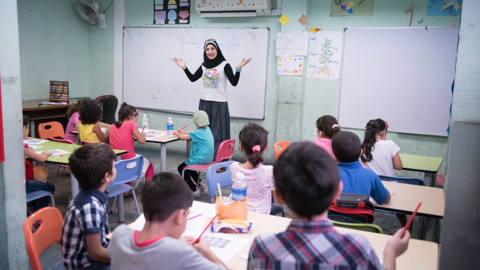 En Malaisie, il y a environ 21 700 enfants réfugiés en âge d'être scolarisés. Seulement 30 pour cent de ces enfants ont accès à l'éducation dans des centres d'apprentissage communautaires non officiels, comme celui où Lujain enseigne.