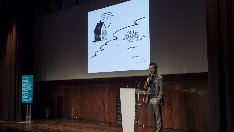 Jérôme Lambert, de la maison d'édition Le Seuil, prononce un discours lors du lancement du livre  "Bienvenue!" à la Bibliothèque nationale François Mitterrand à Paris, le 3 décembre 2015.