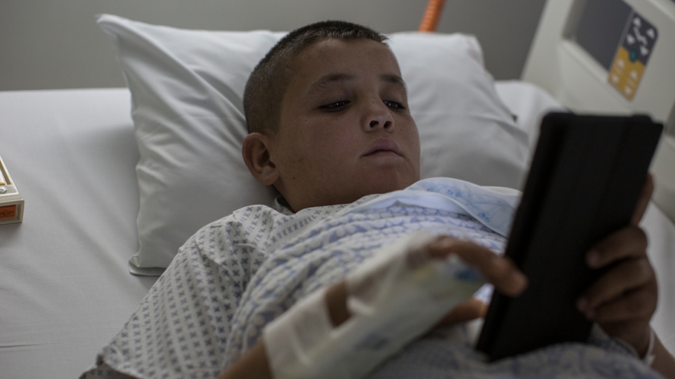 Mohamed se repose après la pose de la perfusion intraveineuse à l'hôpital du Sacré Coeur. 