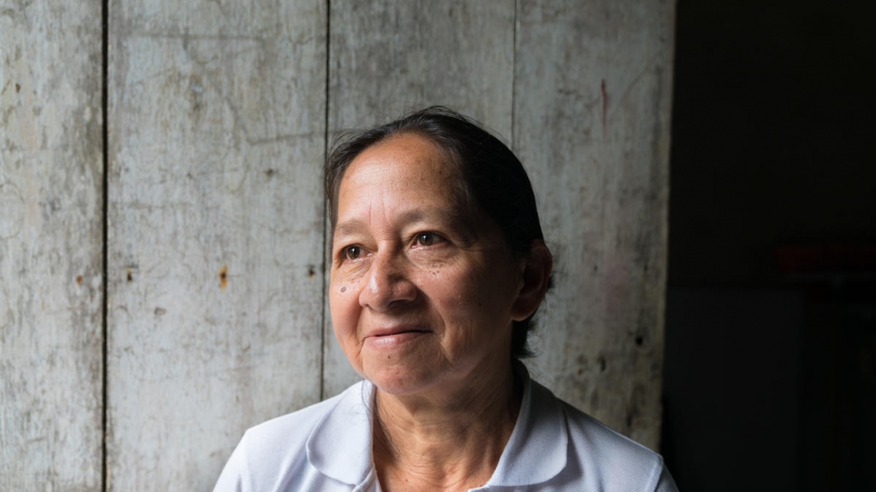 Alba Pinto, 58 ans, se tient à la porte de sa maison de Nueva Esperanza, en Colombie. Alba a perdu son mari et ses trois enfants dans le conflit armé et, en 2005, elle a été forcée de fuir la violence. 