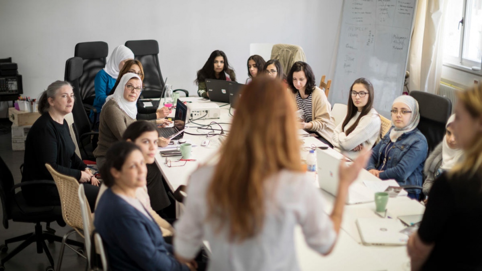 Une discussion entre des femmes qui participent au programme de formations numériques de l'école ReDI, à Berlin. 