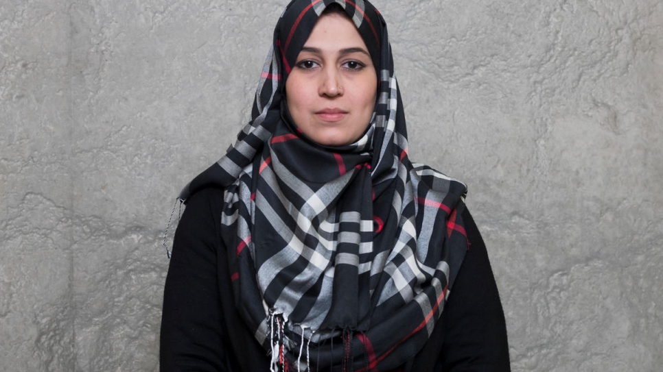 Safia Ibrahimkhel, âgée de 25 ans, est une déléguée des jeunes originaire d'Afghanistan. Elle enseigne l'anglais et l'informatique à des jeunes femmes dans un camp de réfugiés afghans au Pakistan. 
