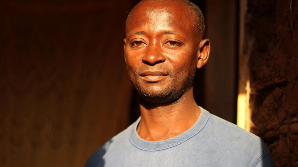Paluku, 38 ans, a fui le quartier de Kiharo, à la périphérie de la ville de Beni, il y a cinq mois, avec sa femme et ses quatre enfants. Il fait partie des 80 déplacés internes que Jeanne héberge sur sa parcelle dans le quartier de Madiabuana, à Beni. 