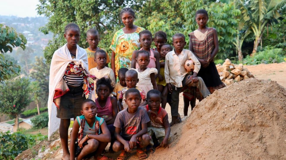 Bambou, 41 ans, entourée de ses enfants et des enfants d'autres familles déplacées qu'elle héberge sur la parcelle qu'elle a loué dans le quartier de Madiabuana, à Beni. 