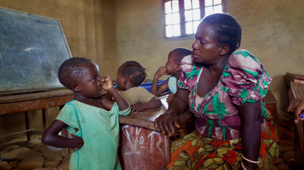 Agnes, 42 ans, et ses 6 filles ont fui les violences dans leur village du territoire de Beni à la fin de l'année 2017. Elles vivent depuis presque un an dans une salle de classe d'une école située à Oicha. 