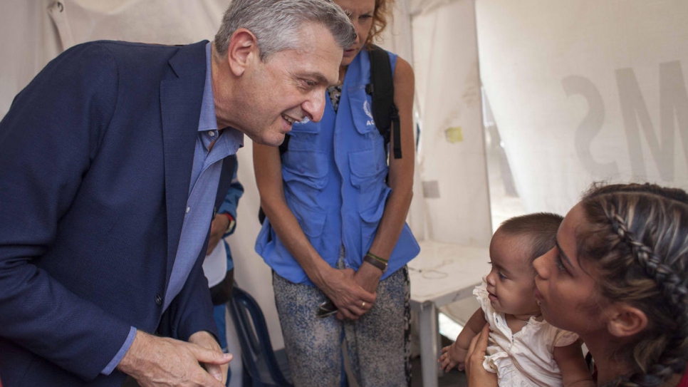 During his visit to the international bridge Simon Bolivar, UNHCR chief Filippo Grandi met Yinaica Quintero and her 9-month-old daughter Shaina. They crossed to Colombia to access health care services.