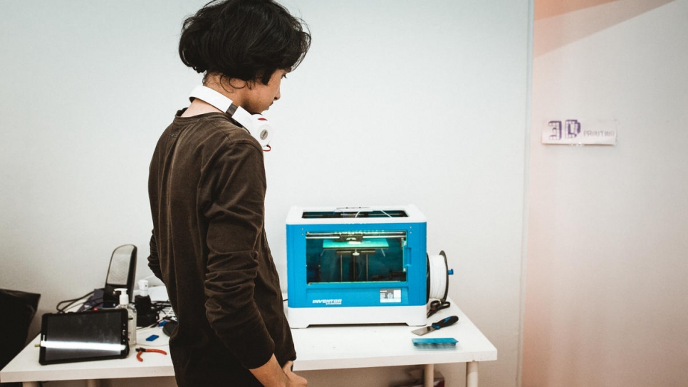 Odai*, 14, who fled war-torn Syria, takes part in the 3D printing workshop in Athens organized by the NGO Faros with the support of UNHCR. 