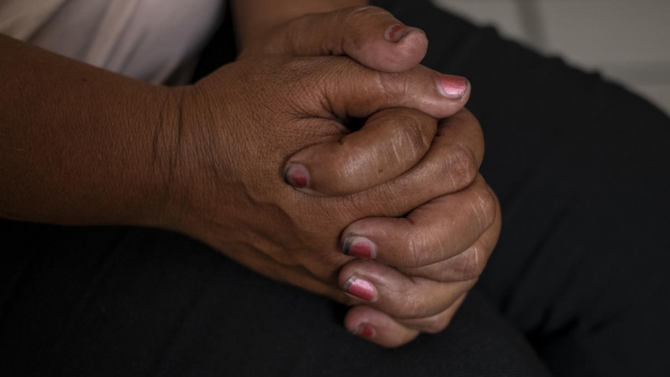 Luisa serre ses mains l'une contre l'autre pendant qu'elle explique l'expérience traumatisante des abus sexuels qu'elle a subis au Honduras.