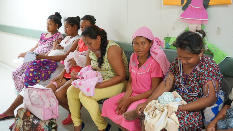 Des femmes vénézuéliennes ayant accouché récemment attendent de voir un médecin à l'hôpital public San Jose de Maicao, en Colombie. 