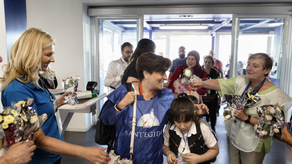 Maria Quinto, coordinatrice pour le programme « Corridors humanitaires » au sein de la Communauté de Sant'Egidio, (au centre) avec Hebat, neuf ans et originaire de Syrie, juste après son arrivée à Rome en provenance du Liban. 