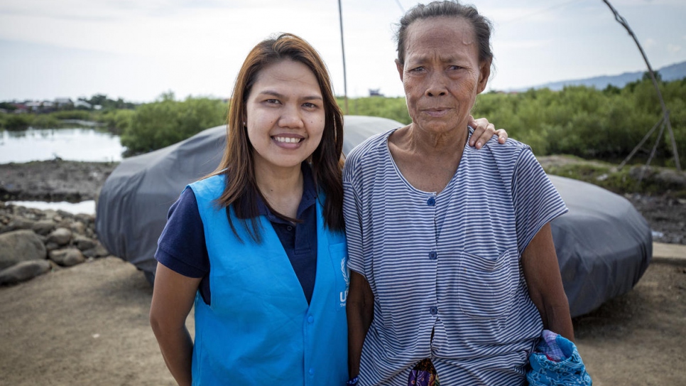 Meriam Palma, employée du HCR sur le terrain, avec Wanita Arajani près de la ville de Zamboanga, Philippines. 