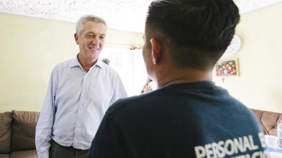 Filippo Grandi chats with a refugee family from El Salvador during a visit to Saltillo, Mexico.