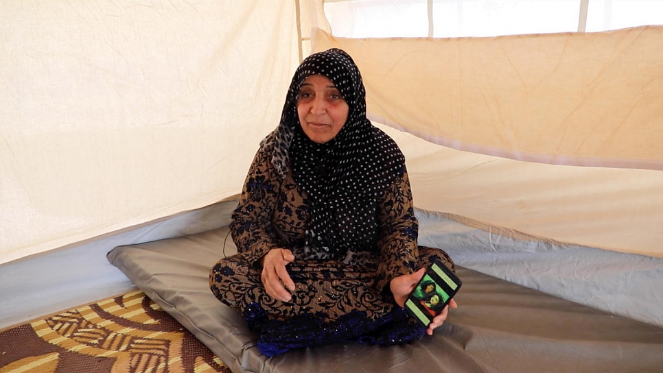 Amina, 64 ans et originaire de Malikiyah au nord-est de la Syrie, est assise dans sa tente au camp de réfugiés de Bardarash. 