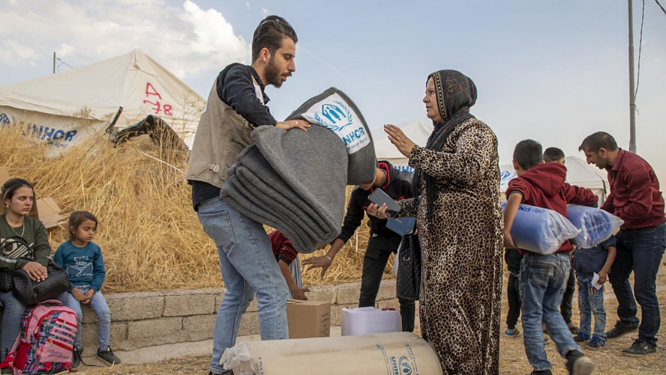 Des partenaires du HCR distribuent des articles de secours aux réfugiés syriens nouvellement arrivés au camp de réfugiés de Bardarash. 
