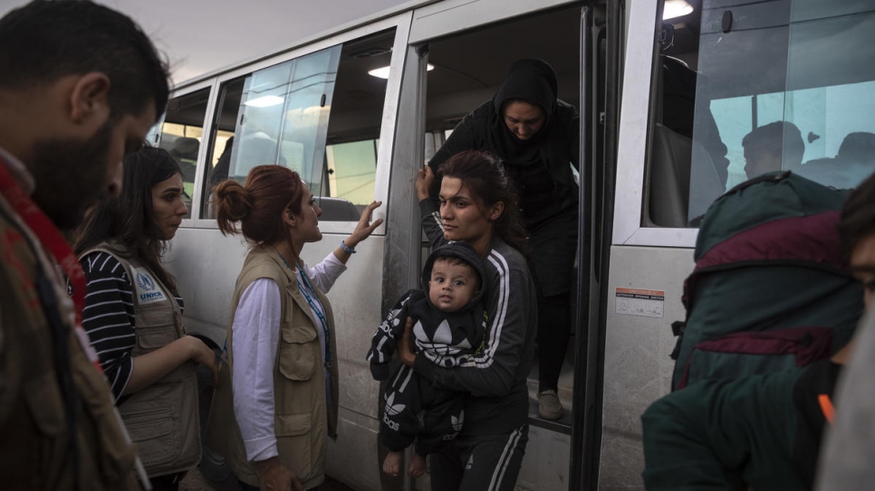 Le HCR et ses partenaires aident les réfugiés syriens arrivant en bus au camp de Bardarash à Dohouk, en Irak.