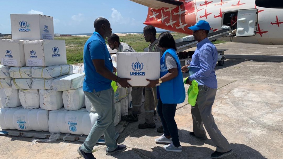 UNHCR flies in relief for Somalis cut off by flooding - UNHCR