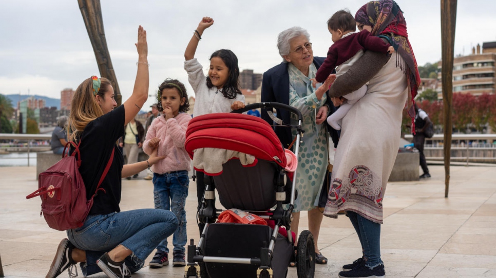 Les volontaires Karmele Villarroel Labanda (à genoux) et Begoña Herrero vivent de bons moments avec la famille réfugiée lors d'une journée au Musée Guggenheim à Bilbao.