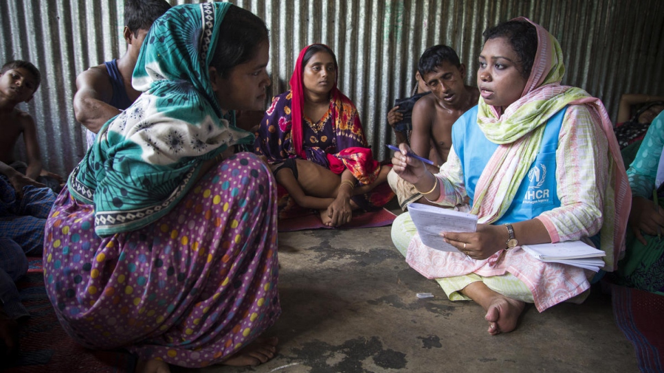 Rashida Begum, 23 ans, réfugiée rohingya, reçoit des conseils dans le camp de réfugiés de Kutupalong au Bangladesh.  