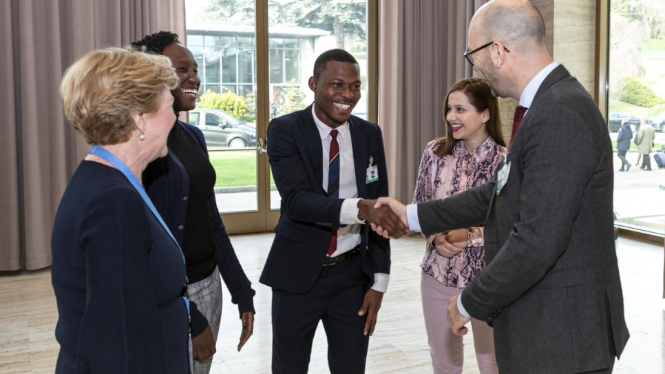 Le ministre danois de la Coopération au développement Rasmus Prehn (à droite) rencontre le réfugié Felix Sesay (au centre), un chercheur DAFI au Ghana. 