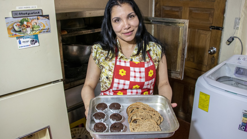Après avoir fui le Venezuela, Deilys a lancé une entreprise de vente de desserts végétaliens avec l'aide du programme dénommé « modèle de graduation » en Équateur.  