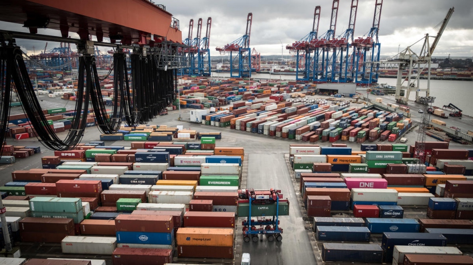 HHLA Terminal Container Burchardkai - la plus grande et la plus ancienne installation de manutention de conteneurs au port de Hambourg. 