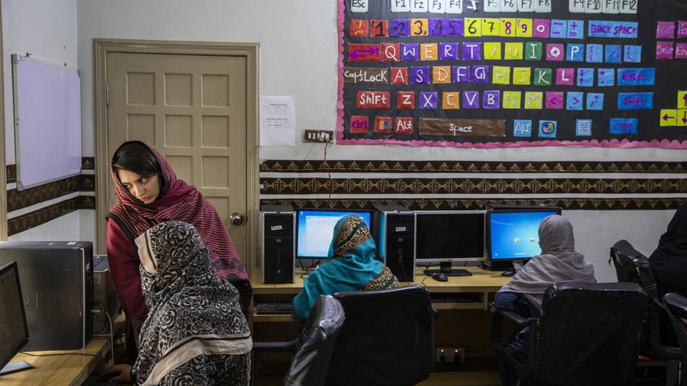 Nadia Hamidi, réfugiée afghane (à l'extrême gauche), assiste à son cours d'informatique à « Safe from the Start », une initiative soutenue par le HCR dans la banlieue de Quetta. 