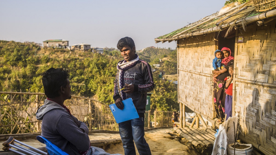 Les volontaires sont essentiels pour transmettre les informations aux réfugiés vivant dans les camps du Bangladesh. Un volontaire rend visite à une famille dans le camp de réfugiés de Charkmakul, le 26 janvier 2020. 