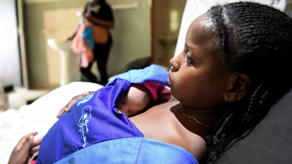 A 16-year-old mother at Gaoura Boulaï hospital holds her baby to her chest to keep it warm.
