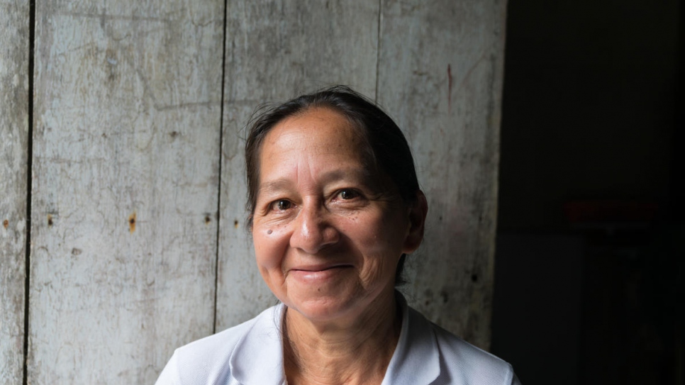 Alba Pinto, 58 ans, a perdu son mari et trois enfants dans le conflit armé colombien et a été déplacée en 2005. Depuis lors, elle a travaillé dur pour ouvrir un magasin de fournitures scolaires et de matériel informatique à Nueva Esperanza. 