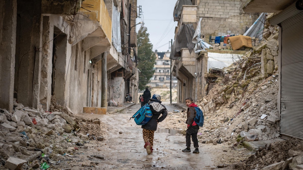 Les civils déplacés par le conflit en Syrie fouillent les ruines de leurs maisons après être retournés dans la ville d'Alep, au nord du pays.  
