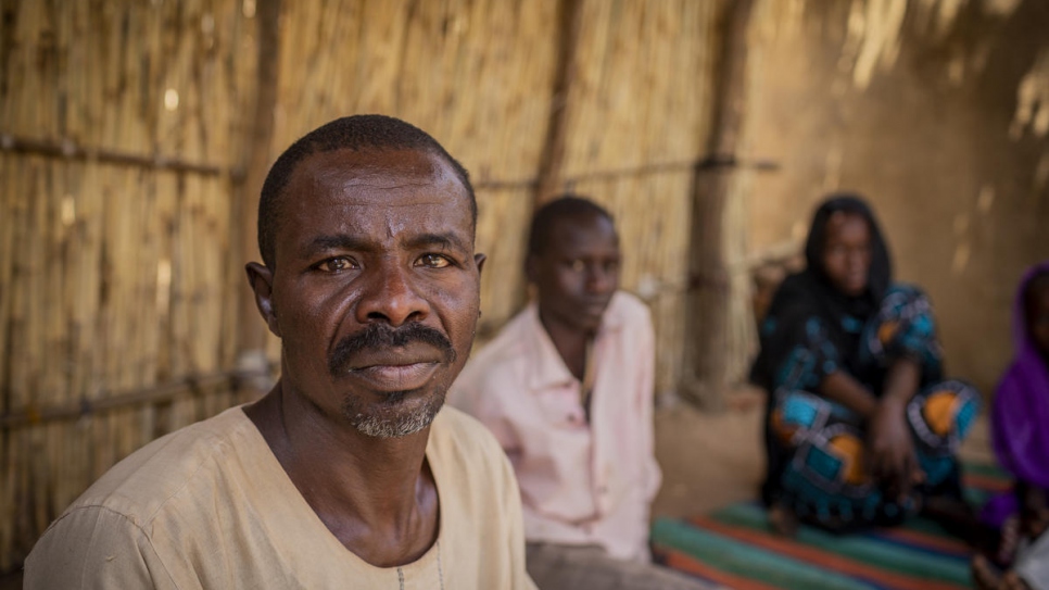 Ahmed Ishag Babiker, 54 ans, est assis dans sa cour dans la ville de Kabkabiya au Darfour du Nord, au Soudan, avec ses enfants. Lui et sa famille ont été déplacés lorsque des milices armées ont attaqué son village de Wadi Bare en 2004. 