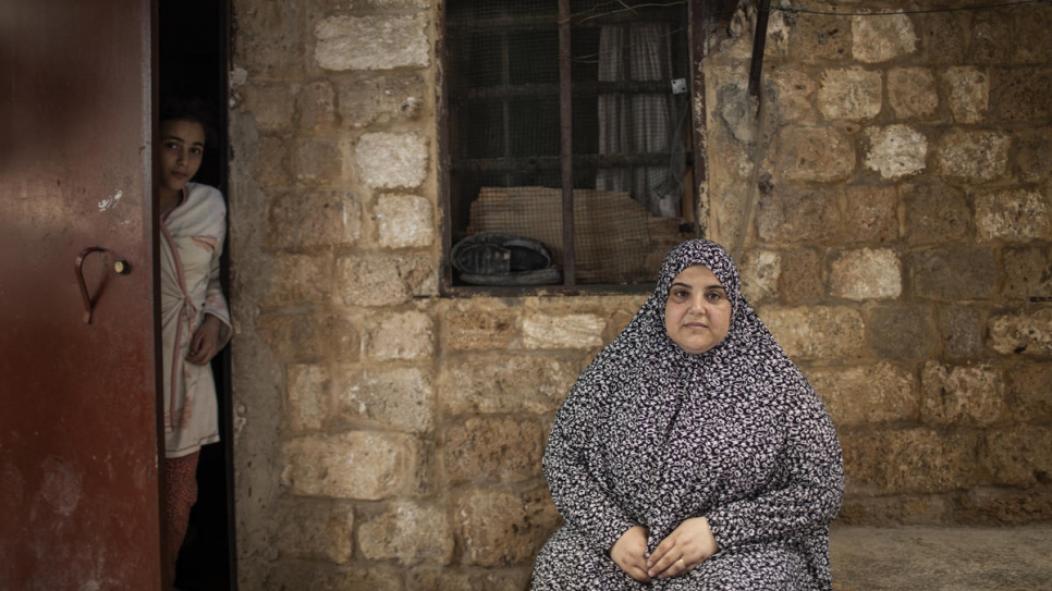 Le mari de Bodour ne Bodour al-Qader a fui Homs, en Syrie, en 2012, a épousé un Syrien et est la belle-mère de ses quatre enfants, dont Mahmdouha Rafik (à gauche). La famille, qui vit à Tripoli, au Liban, dépend de l'aide humanitaire en raison de la crise du Covid. actuellement pas trouver de travail, la famille dépend de l'aide humanitaire. 