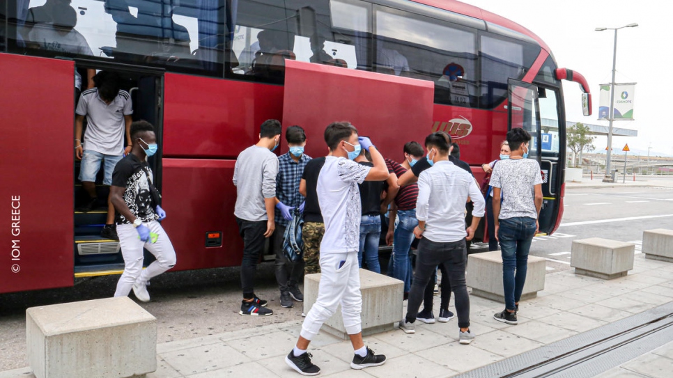 Un groupe d'enfants non accompagnés arrive à l'aéroport Eleftherios Venizelos d'Athènes pour leur vol vers Lisbonne, dans le cadre d'un programme de l'UE pour la relocalisation. 