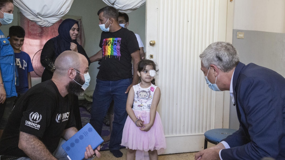 Filippo Grandi s'entretient avec Sama Al-Hamad, 6 ans, une réfugiée syrienne gravement blessée à l'oeil du fait de l'explosion. 