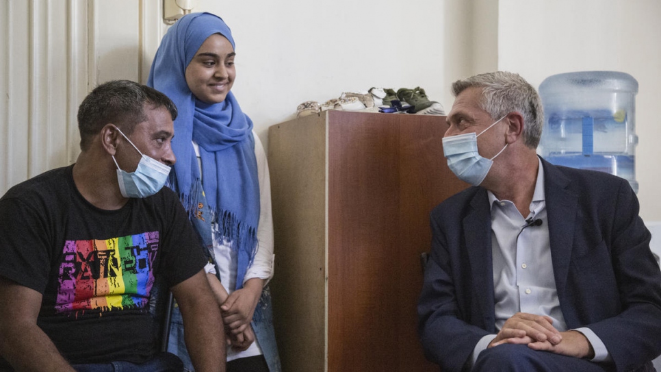 Le Haut Commissaire des Nations Unies pour les réfugiés Filippo Grandi s'entretient avec Makhoul Al Hamad, un réfugié syrien de 43 ans, et sa fille Sana, 14 ans, à la suite de l'explosion à Beyrouth.