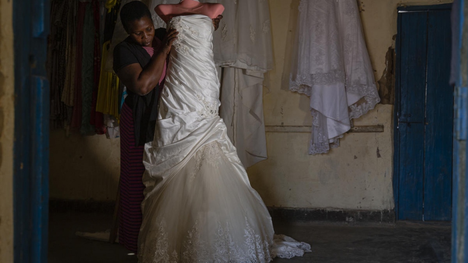 La réfugiée congolaise Neema Claire compte parmi des centaines de femmes soutenues par Françoise Sabuni Chikunda. Elle expose l'une des robes de mariée qu'elle a confectionnées dans l'installation de Nakivale, en Ouganda. 