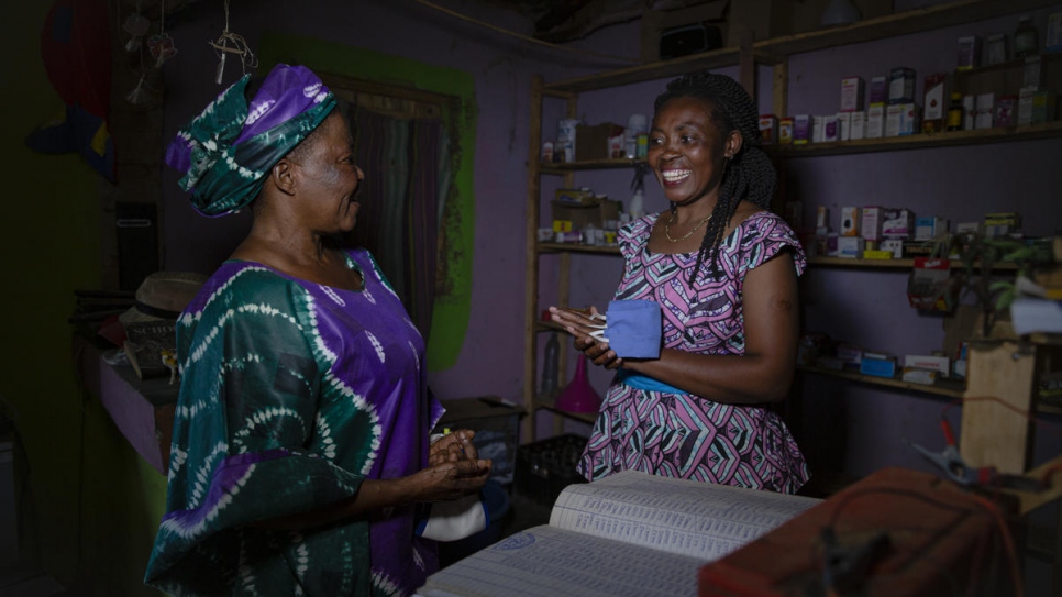 Une réfugiée congolaise, Furaha Ceru Olive (à droite), s'entretient avec la lauréate régionale pour l'Afrique de la distinction Nansen pour les réfugiés, Françoise Sabuni Chikunda, dans l'installation de Nakivale, en Ouganda. 