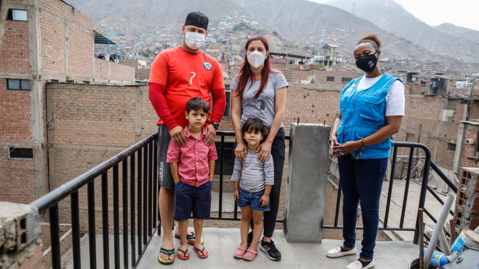 Juliette Murekeyisoni, employée du HCR, apporte de l'aide aux Vénézuéliens Jose Daniel Hernandez Pauque, à sa femme Ana Teresa Berrios Torres et à leurs enfants. 