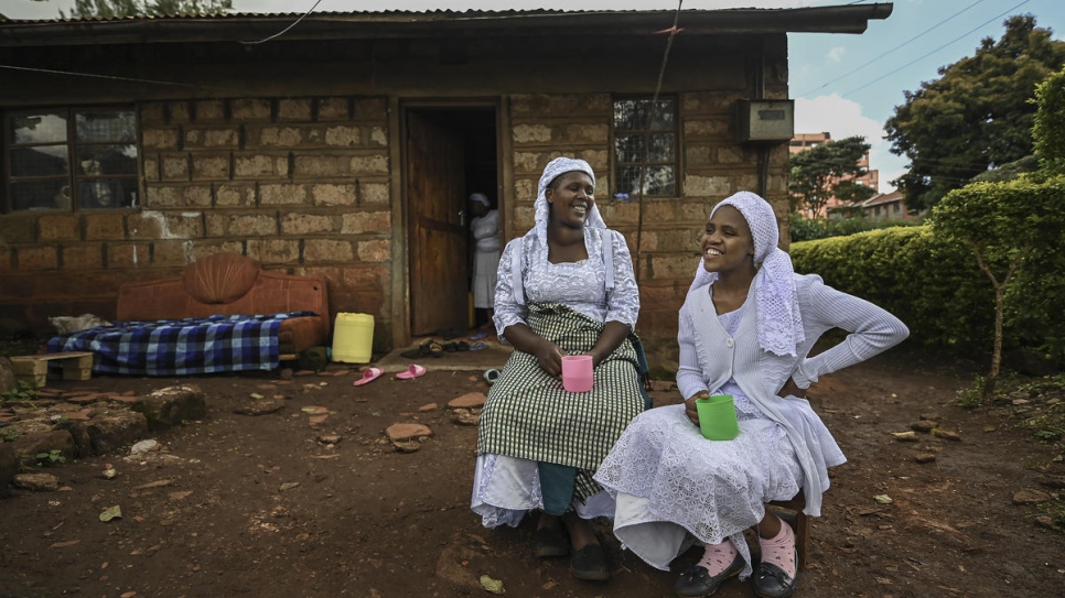 Nosizi Reuben (à droite), une apatride âgée de 20 ans, parle à sa mère Angeline devant leur maison à Kinoo, au Kenya. 