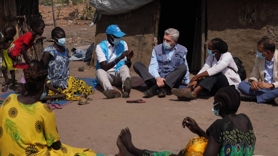 Filippo Grandi, le Haut Commissaire des Nations Unies pour les réfugiés, et des employés du HCR lors d'une rencontre avec des rapatriés sud-soudanais à Bentiu. 