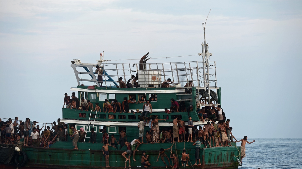 Un bateau sur lequel sont entassés des femmes, des enfants et des hommes rohingyas dérive en mer d'Andaman, le long de la côte thaïlandaise, en mai 2015. 